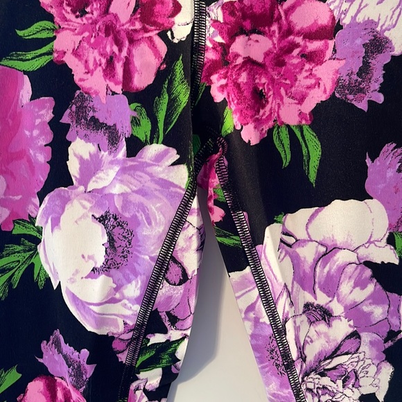 NWT Victoria’s Secret Incredible Essential Leggings - Picture 8 of 16